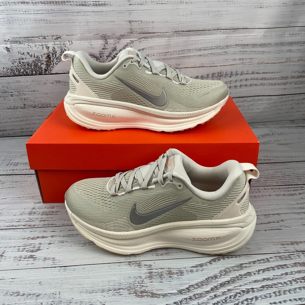Nike Vomero 18 Womens US 6.5 Sneakers Light Bone Metallic Silver